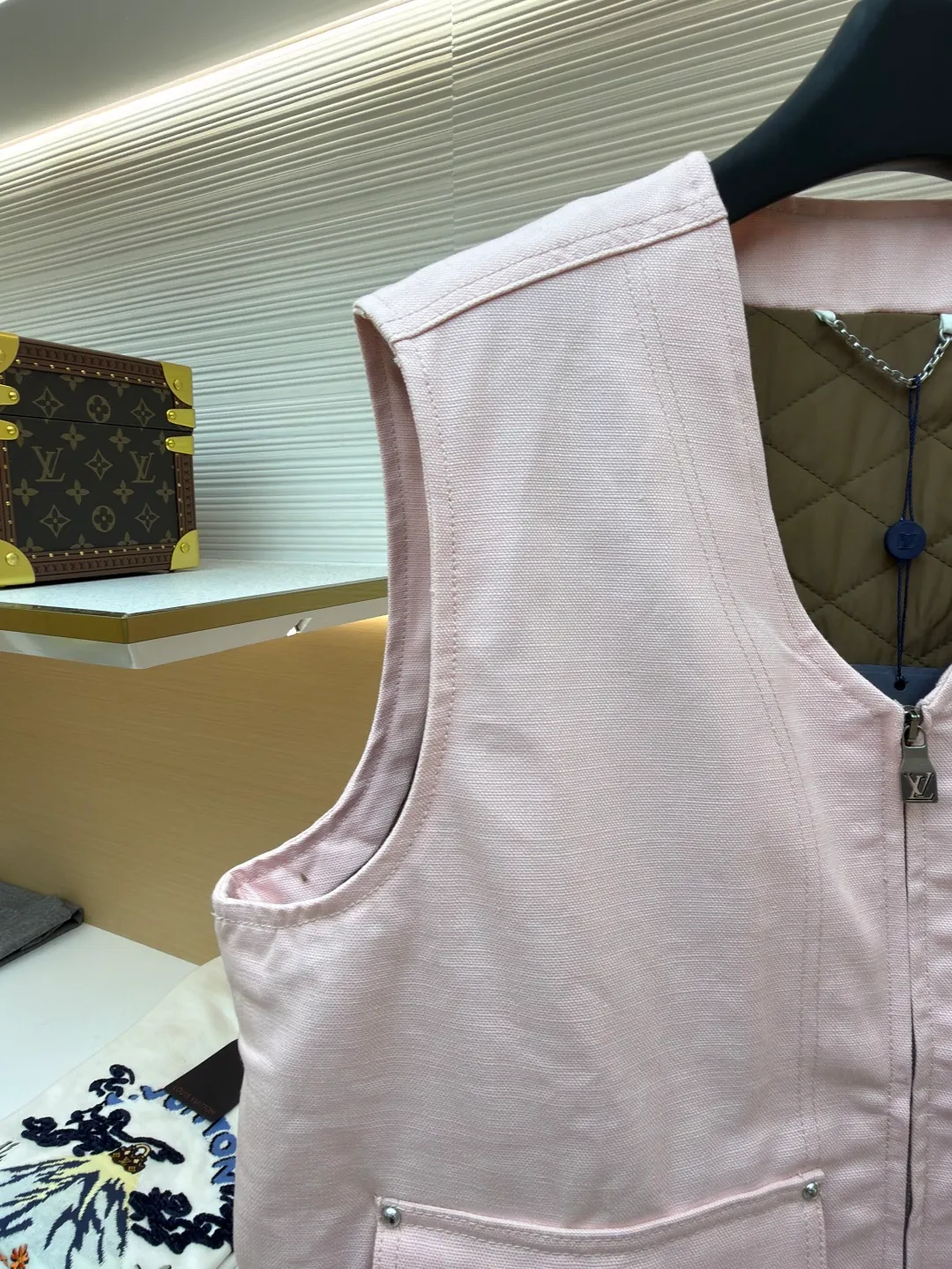LOUIS Vuitton ●Description: This vest is made of high-quality cotton and linen blended fabrics, and the main tone of pink gives it a soft and fashionable feel. It has a V-neck design and a metal zipper placket, which is smooth and has industrial style details. The double patch pockets on the front chest have a three-dimensional structure, and the pockets are double-fastened with metal rivets and buttons to enhance practicality and decoration. A brand leather label is also embellished on the bottom of the bag to enhance recognition. The interior is quilted and the cotton batting is evenly distributed to ensure warmth and avoid clumping. The seams of the body are made of flat stitching + hemming technology, and the stitching is neat and firm, demonstrating exquisite workmanship. The overall shape is loose and moderate, combining the toughness of work clothes with the casualness of daily wear. From fabric selection to detail sewing, every craftsmanship takes into account both style expression and wearing experience. The overall wiring is straight and delicate, the fabric is comfortable and soft, and the color is consistent without color difference. It can be matched with the same style to create a fashionable look and control various occasions. Customized accessories, complete with three standards, same style for men and women!